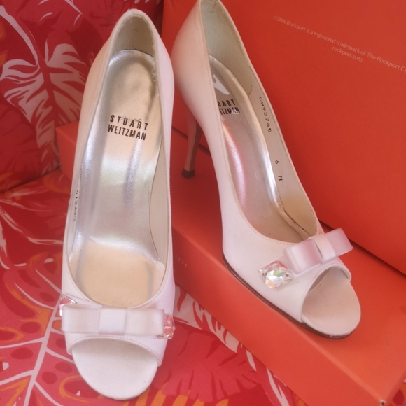 Classy pair of Stuart Weitzman pumps - Picture 11 of 14